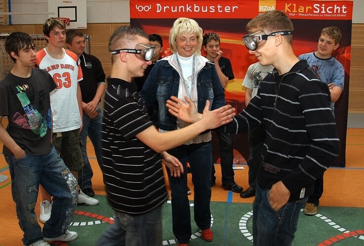 Schüler mit Promille-Brille "Drunkbuster"