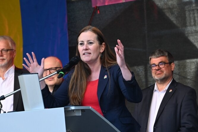 Die Bundesvorsitzende der Linken, Janine Wissler, spricht zur Kundgebung am 1. Mai auf dem Neumarkt. Auch Markus Schlimbach (links) und Ralf Hron (rechts) vom DGB sowie OB Sven Schulze ergriffen das Wort. 