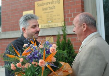 Klarer Sieg für Manfred Deckert - Der scheidende Oberbürgermeister Johannes Graupner (rechts) war am Sonntagabend vor dem Rathaus einer der ersten, die Manfred Deckert zu seinem klaren Wahlsieg gratulierten. 