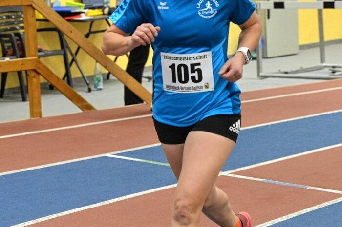 Klassensieg geht mit Sachsengold einher - Sandra Weißbach vom Läuferbund Schwarzenberg wurde in der Halle über 300 Meter Zweite. Im Straßenlauf sicherte sie sich jetzt im Halbmarathon den Landesmeistertitel.