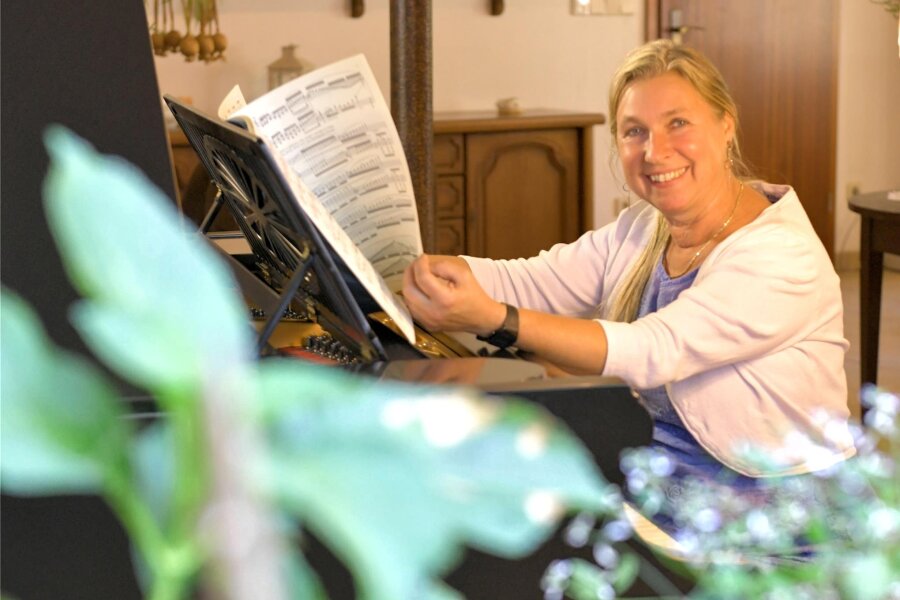 Klassikabende in besonderer Atmosphäre: Pianistin lädt seit 15 Jahren auf den Familienhof ein - Franziska Trommler an ihrem Bechstein-Flügel in Kleinbobritzsch.