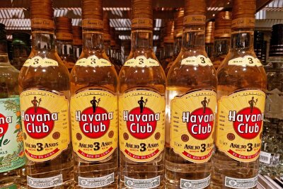 Klauende Kellnerin vom Kaßberg: Um Trinkgeld gebrachte Kollegen sollen Entschädigung erhalten - Havana-Rum: In dem Prozess war immer wieder die Rede davon. Eine Flasche davon soll Ziel der Angeklagten gewesen sein.