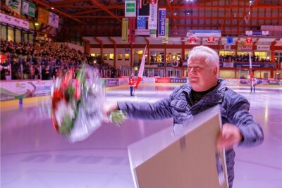 Klaus Schietzold: So sieht sein neuer Alltag ohne die Eispiraten aus - Ex-Mannschaftsleiter Klaus Schietzold lässt sich bei der Verabschiedung im Kunsteisstadion im Sahnpark von den Fans feiern