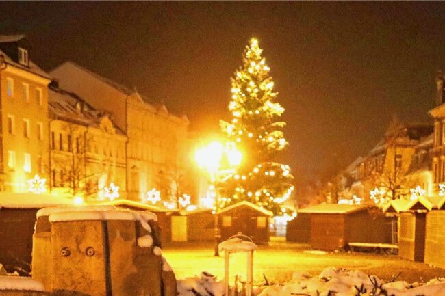 Klein aber fein: Das erwartet die Besucher zum Weihnachtsmarkt in Werdau - Am Sonntag gegen 17 Uhr kommt am Brunnen das Friedenslicht an.