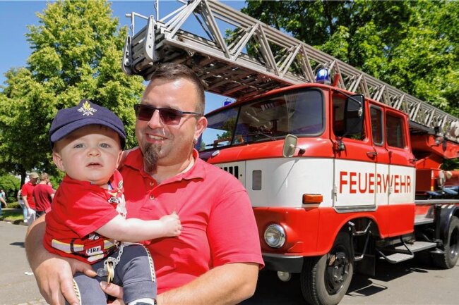 Klein Ben entdeckt den Glauchauer Spieletag - Tony Brandt mit Sohnemann Ben kümmert sich um den Nachwuchs bei der Feuerwehr.