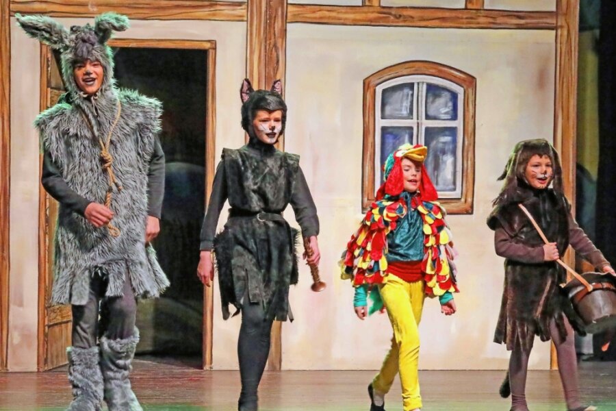Kleine Akteure bekommen tosenden Beifall - Yannik Döring als Esel "Graukopf", Hannah Maria Forster als Katze "Mike". Ida Binder als Gockelhahn "Kike" und Timon Engelmann als Hund "Wuff" (von links) in den Hauptrollen.