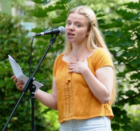 Beim Zschopauer Parkfest im vergangenen Jahr hat Elina Matthes aus Neuhausen ihre Leidenschaft für den Poetry-Slam entdeckt. 