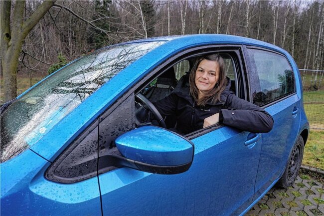 Kleine Benziner sterben aus - Linda Briesnitz aus Putzkau fährt seit 2018 einen geleasten Seat Mii. Weil es kein Nachfolgemodell gibt, steigt die 42-Jährige notgedrungen auf ein größeres Auto um. 