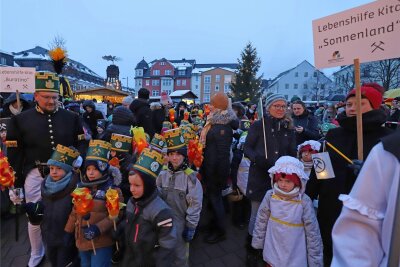 Kleine Bergleute in Brand-Erbisdorf: Mini-Bergparade erlebt zweite Auflage - Knapp 200 Kinder aus dem gesamten Stadtgebiet von Brand-Erbisdorf versammelten sich zur Mini-Bergparade.