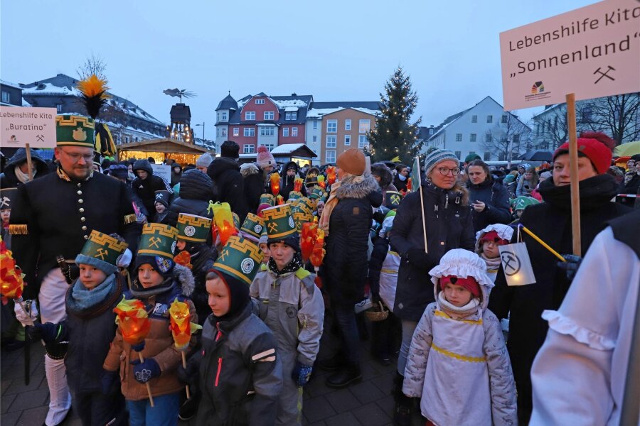 Kleine Bergleute in Brand-Erbisdorf: Mini-Bergparade erlebt zweite Auflage - Knapp 200 Kinder aus dem gesamten Stadtgebiet von Brand-Erbisdorf versammelten sich zur Mini-Bergparade.