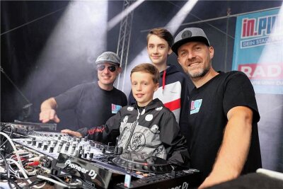 Kleine DJs ganz Groß: Limo-Disco auf dem Bergstadtfest in Freiberg - Bereit aufzulegen: DJ Paul Blitz, Felix (vorn), Lenny (h.) und Robson (r.).