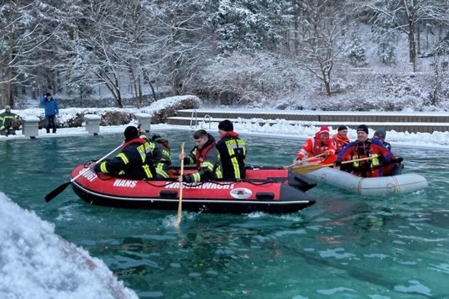 Kleine Eiszeit lockt in Freibad im Erzgebirge - Im Raschauer Freibad trat die Feuerwehr im Schlauchbootwettrennen gegen die Wasserwacht an. 