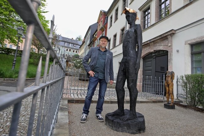 Kleine Galerie mit Holz vor der Hütte - Siegfried Otto Hüttengrund darf als Erster im neuen Skulpturgarten ausstellen. 