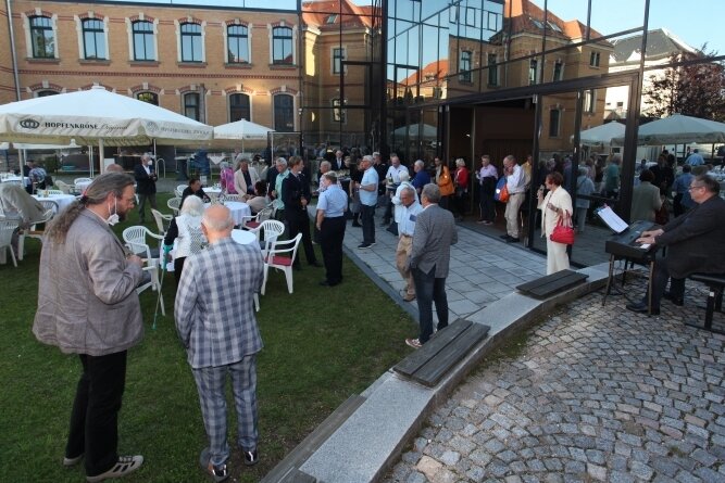 Kleine Geste für große Taten - Der Sommerempfang im Innenhof des Robert-Schumann-Konservatoriums würdigt ehrenamtliches Engagement. 