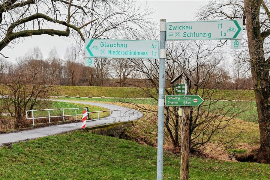Kleine Glauchauer Brücke mit großer Bedeutung wird saniert - Kurz vor der Brücke über den Rolandbach zweigt vom Mulderadweg die Verbindung nach Glauchau ab. 
