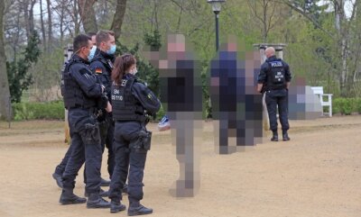 Kleine Gruppe beschäftigt viele Beamte - Im Rosengarten gab es Diskussionen, als die Polizei eine auf 28 Personen angewachsene Gruppe auflöste und Personalien aufnahm. 