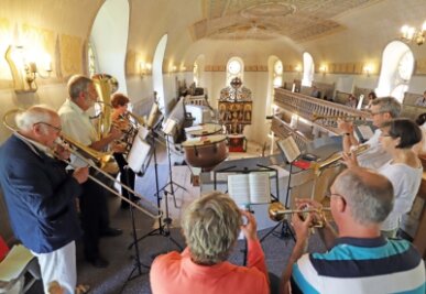 Kleine Kirche feiert ihren prächtigen Altar - Der Posaunenchor spielte in der Kirche Oberbobritzsch zum Festgottesdienst aus Anlass "500 Jahre Nikolausaltar". 