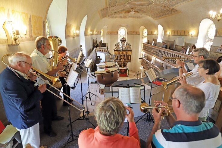 Kleine Kirche feiert ihren prächtigen Altar - Der Posaunenchor spielte in der Kirche Oberbobritzsch zum Festgottesdienst aus Anlass "500 Jahre Nikolausaltar". 