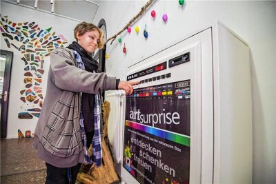 Kleine Kunst zum Selberziehen: Neuer Kunstautomat in Auer Galerie - Galeriemitarbeiter Sion Schönfelder testet den Kunstautomaten. 