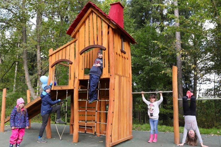 Kleine Kurgäste weihen Fuchsturm als Spielplatz ein - Der neue Spielplatz im weitläufigen Garten der Mutter-Vater-Kind-Kurklinik in Grünhain wurde dem Fuchsturm nachempfunden. 