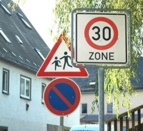 Verkehrschilder in der Pöhlaer Straße