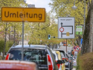 Kleine Sperrung, große Wirkung - Wo Autofahrer in Chemnitz Geduld brauchen - Allein auf den wichtigen Straßen in Chemnitz gibt es pro Jahr etwa 100 bis 150 Baustellen, so wie hier seit Dienstag auf der Weststraße. Hinzu kommen mehrere Tausend kleinere im Nebennetz. 