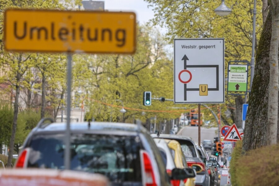 Allein auf den wichtigen Straßen in Chemnitz gibt es pro Jahr etwa 100 bis 150 Baustellen, so wie hier seit Dienstag auf der Weststraße. Hinzu kommen mehrere Tausend kleinere im Nebennetz. 
