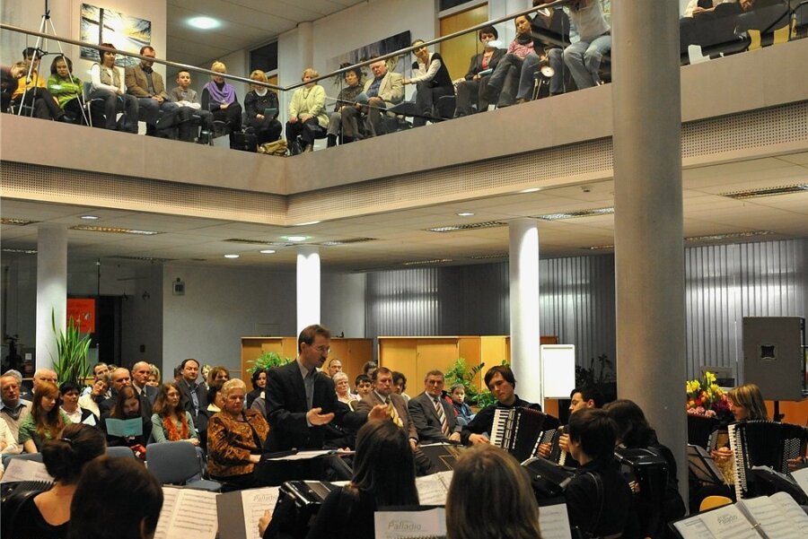 In den 50 Jahren des Klingenthaler Nachwuchswettbewerbes "Kleine Tage der Harmonika" gab es viele Höhepunkte. Dazu gehörte auch das Konzert des Akkordeonorchesters Leipzig (Foto) unter Leitung von Eduard Funkner 2009 in den Räumen der Sparkasse Vogtland. 