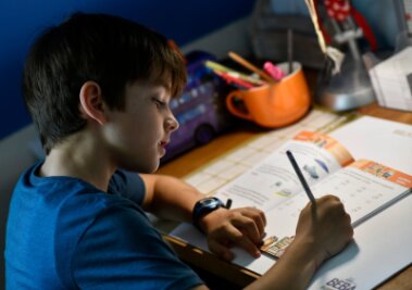 Kleine Wohnungen: Wohin mit dem Schreibtisch fürs Schulkind? - Ohne ein ruhiges Plätzchen in der Wohnung geht's nur schwer: Hausaufgaben erledigen und lernen.