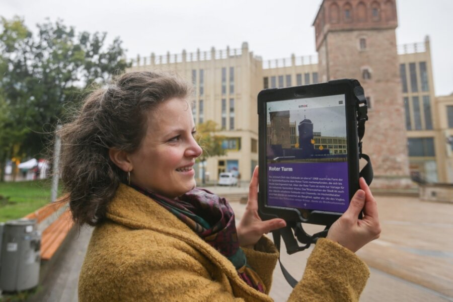 Kleine Zeitreise mit einer neuen App - Projektleiterin Lisa van Bömmel-Wegmann demonstriert die Funktionsweise der App an der Umgebung des Roten Turmes. 