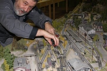 Rainer Nobst, der Vorsitzende der Modellbahnfreunde Neukirchen, bei letzten Vorbereitungen.
