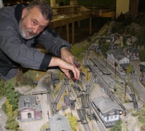 Kleine Züge auf großer Fahrt - Rainer Nobst, der Vorsitzende der Modellbahnfreunde Neukirchen, bei letzten Vorbereitungen.