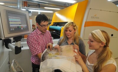 
              <p class="artikelinhalt">Die Frankenberger Firma Color Textil tüftelt ständig an neuen Produkten. Studenten wie Karolin Runst und Claudia Dallwitz (r.), hier mit Frank Schlosser an der Druckmaschine, haben ein großes Betätigungsfeld.</p>
            