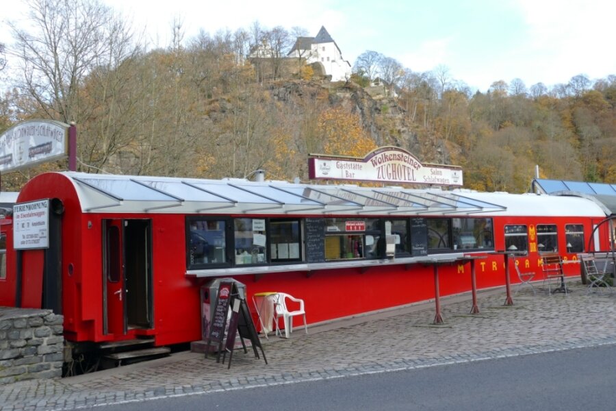 Kleiner Bahnhof mit großer Geschichte - Das Zughotel macht den Bahnhof Wolkenstein zu einem besonderen Haltepunkt. 