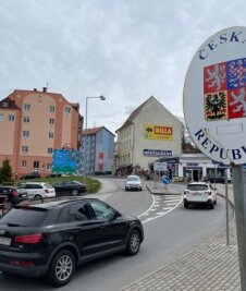 Kleiner Grenzverkehr: Ansturm auf Geschäfte in Tschechien - In Bärenstein rollten zuletzt wieder im Sekundentakt Autos über die Grenze. 