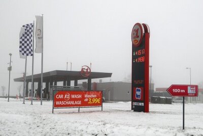 Kleiner Grenzverkehr nach Tschechien: Die Ruhe vor dem Sturm? - Dicht im Nebel präsentierte sich am Dienstagmittag der Duty-free-Shop am Grenzübergang Ebmath. Das lockte nur wenige Kunden. 