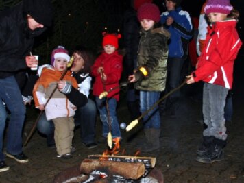 
              <p class="artikelinhalt">Der Regen stört die Besucher des Wernsdorfer Weihnachtsmarktes wenig. Auch die Kinder harren geduldig am Lagerfeuer aus, um ihren Knüppelkuchen zu backen. </p>
            