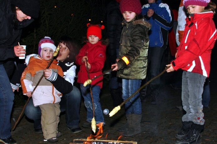 
              <p class="artikelinhalt">Der Regen stört die Besucher des Wernsdorfer Weihnachtsmarktes wenig. Auch die Kinder harren geduldig am Lagerfeuer aus, um ihren Knüppelkuchen zu backen. </p>
            