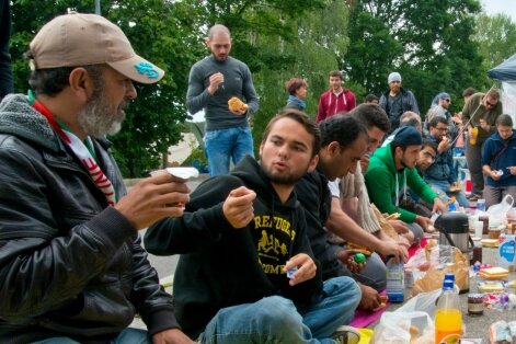 Kleiner Sieg auf der Straße - Gemeinsames Essen am Straßenrand: Neun Tage lang harrten Flüchtlinge aus Syrien und dem Irak vor dem Erstaufnahmelager in Chemnitz aus.