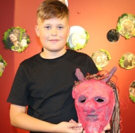 Kleiner Teufel begleitet die Königin - Florin Pitschmann macht beim Ferienkurs im Puppentheater neue Erfahrungen. 