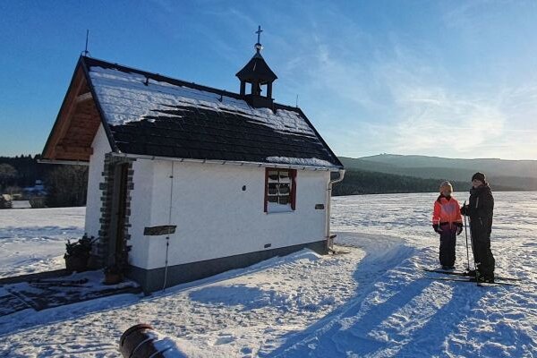 Kleines Gotteshaus mitten im Schnee - Einreichung für den "Freie Presse"-Fotowettbewerb mit dem Titel "Kirche Kretscham".