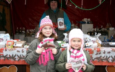 Kleines Lebkuchenherz gibt es für 2 Euro - 
              <p class="artikelinhalt">Die neunjährige Lea und ihre kleine Schwester Lara bekamen auf dem Weihnachtsmarkt am Stand von Ramona Schreck leckere Pfefferkuchen. </p>
            