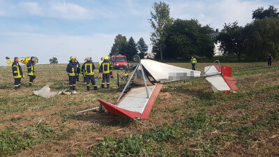 Kleinflugzeug bei Seelitz abgestürzt - Ein Kleinflugzeug ist über einem Feld bei Seelitz abgestürzt.