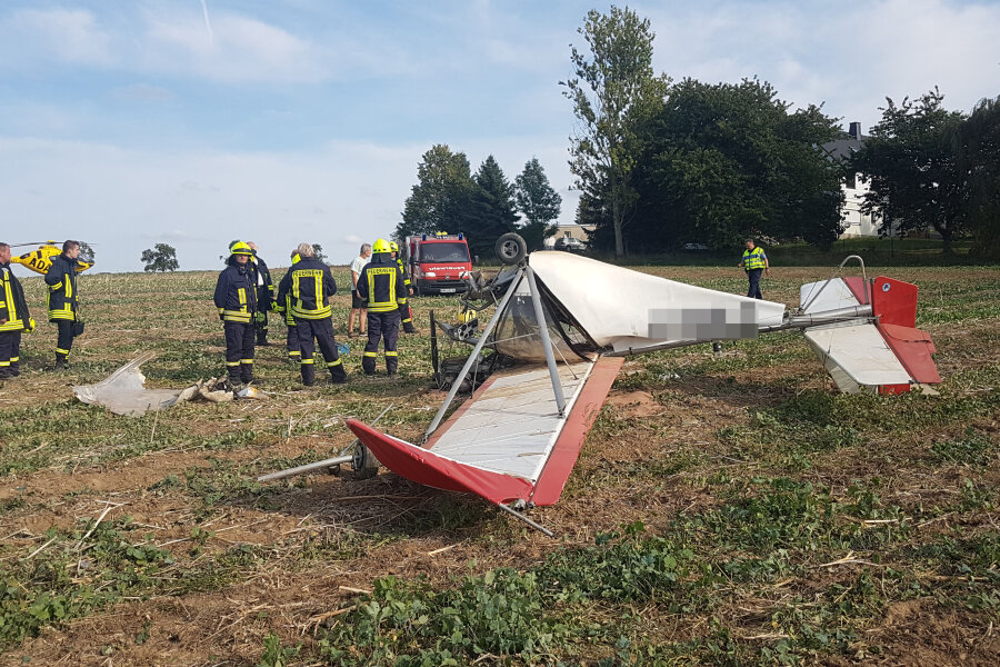 Kleinflugzeug bei Seelitz abgestürzt - Ein Kleinflugzeug ist über einem Feld bei Seelitz abgestürzt.