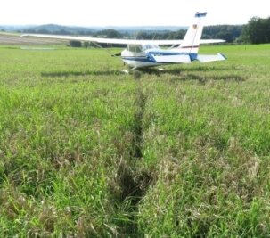 Kleinflugzeug landet auf Feld - Diese Cessna musste auf einem Feld notlanden. 