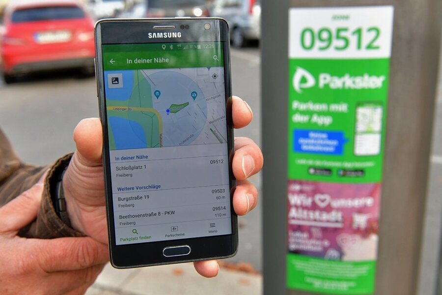 Kleingeld für Parkscheine in Freiberg nicht mehr nötig - An allen 19 Parkautomaten in der Stadt Freiberg kann nun auch per Handy-App ein digitaler Parkschein gelöst und bezahlt werden. 