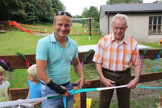 Kleinhartmannsdorfer Kinder haben jetzt einen Spielplatz - Ortsvorsteher Marcel Möckel (l.) und sein Vorgänger Armin Hahn geben den Spielplatz in Kleinhartmannsdorf frei.