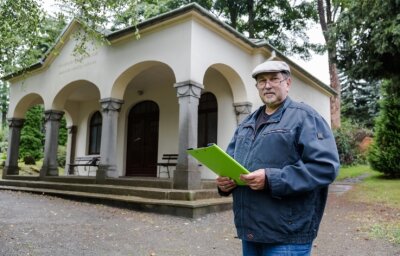 Kleinrückerswalder wollen Trauerhalle ökologisch heizen - Pfarrer Wilfried Warnat vor der Trauerhalle in Kleinrückerswalde. Sie soll im Inneren nach und nach neu gestaltet werden. 