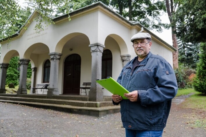 Kleinrückerswalder wollen Trauerhalle ökologisch heizen - Pfarrer Wilfried Warnat vor der Trauerhalle in Kleinrückerswalde. Sie soll im Inneren nach und nach neu gestaltet werden. 