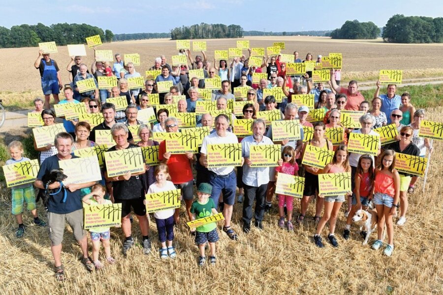 Etwa 80 Anwohner hatten am 18. August gegen den Bau von Windkraftanlagen bei Kleinschirma protestiert- damit hatten sie auch ein Zeichen für den neuen Landrat Dirk Neubauer setzen wollen. 